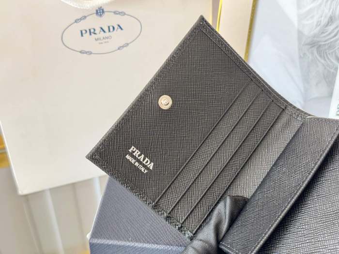 超奇跡の入荷☆ プラダ 激安通販 短財布