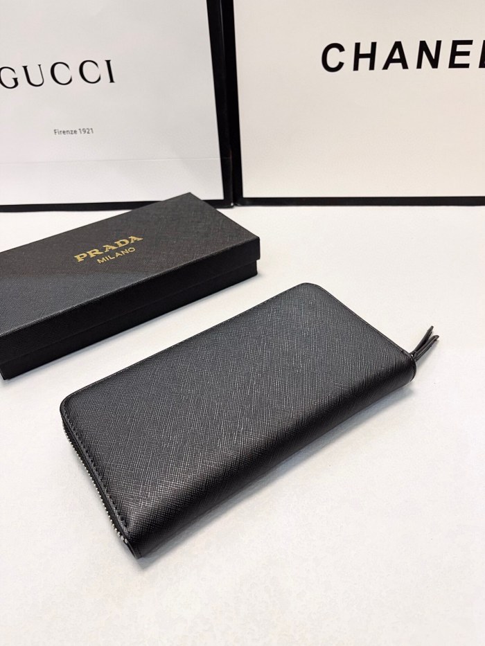 日本未入荷 プラダ 激安偽物  長財布