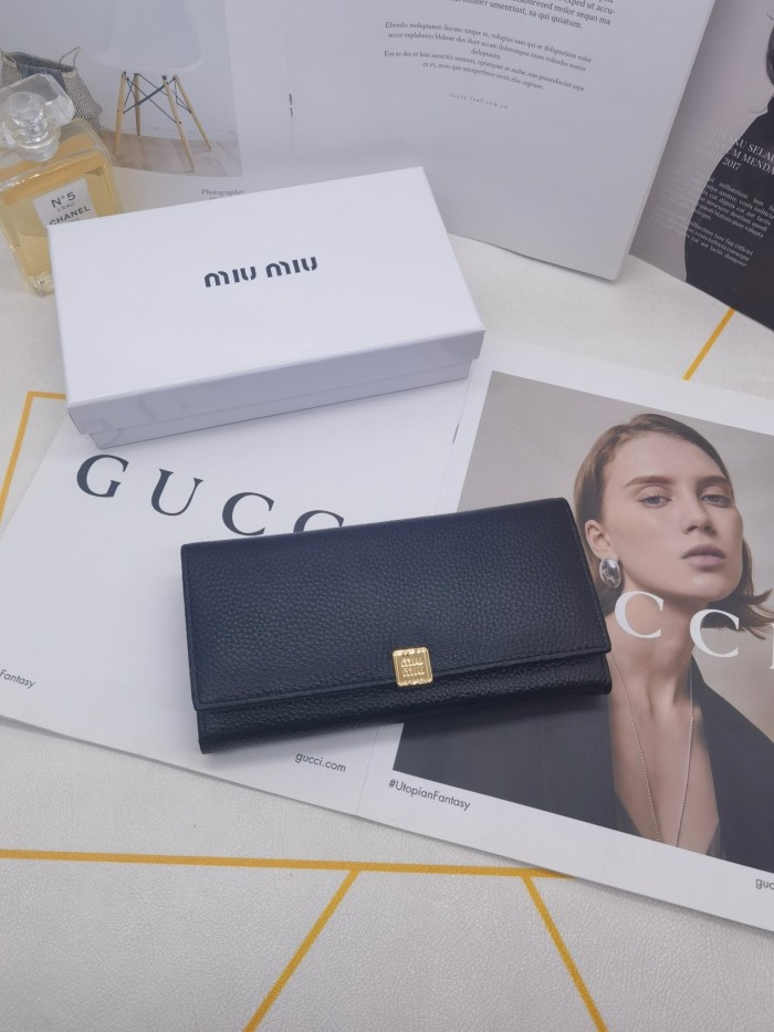 日本未入荷 ミュウミュウ n級品 長財布