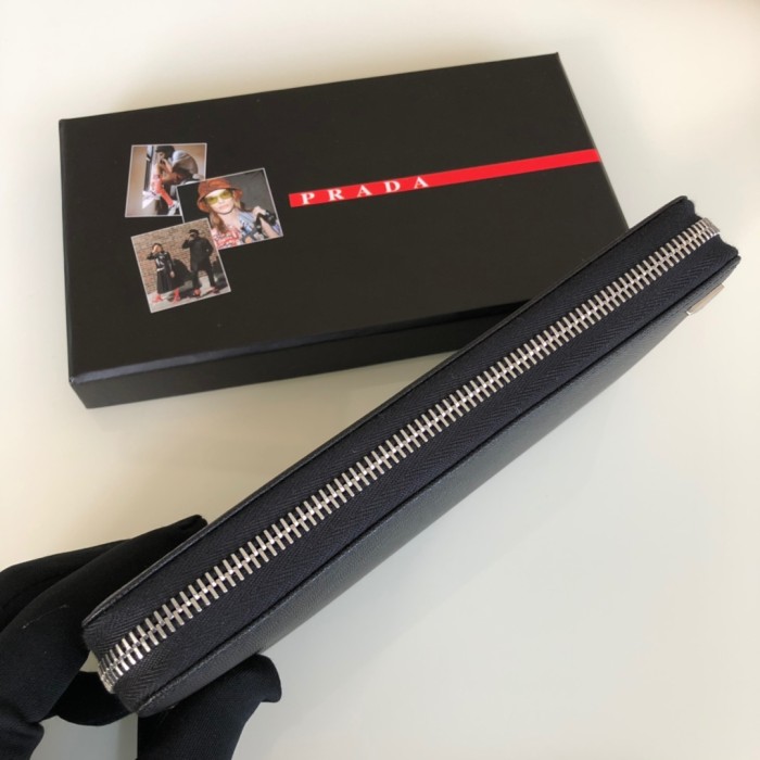 日本未入荷 プラダ n級品 長財布