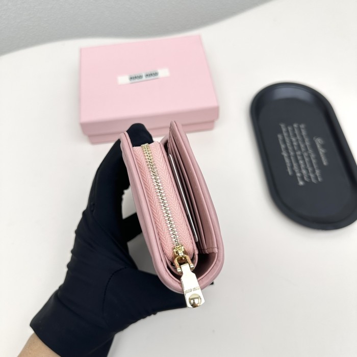 日本未入荷 ミュウミュウ 激安偽物 短財布
