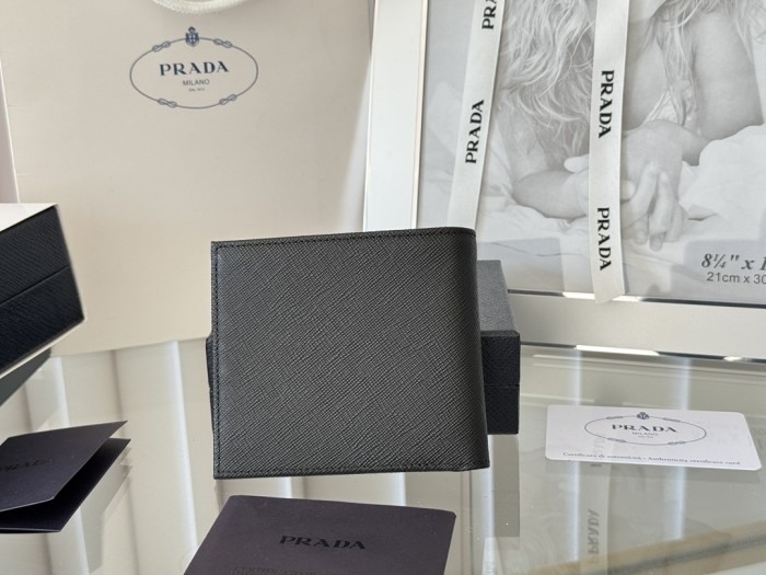 日本未入荷 プラダ 激安偽物 短財布