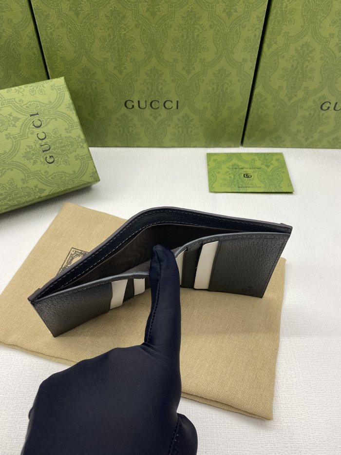 日本未入荷 グッチ n級品 短財布