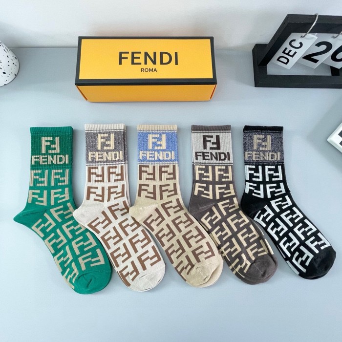 一目惚れ♪  フェンディ n級品 超定番のダブルFロゴ靴下