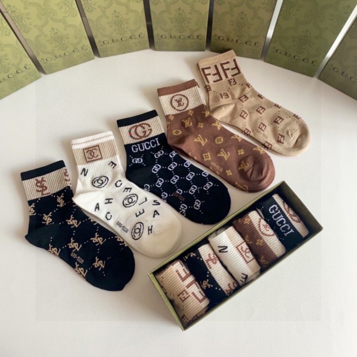入手困難 グッチ n級品 定番ミドル丈アクセサリーソックススタッズソックス