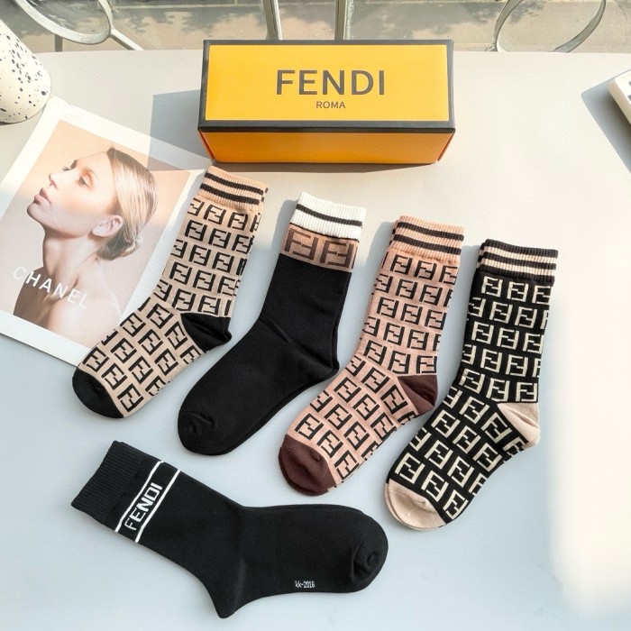 累積売上総額第１位！フェンディ n級品 の定番中筒靴下