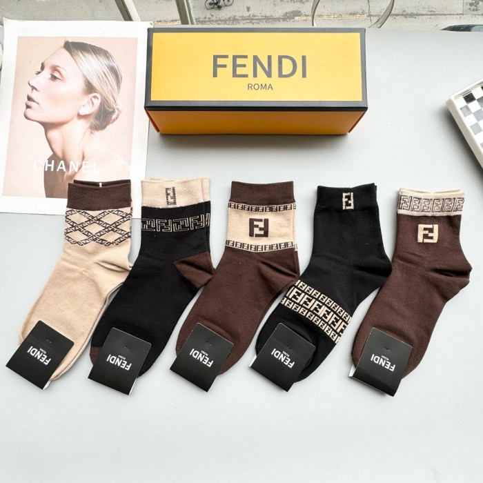 日本未入荷 フェンディ 激安偽物 のミドル丈スタッズソックス