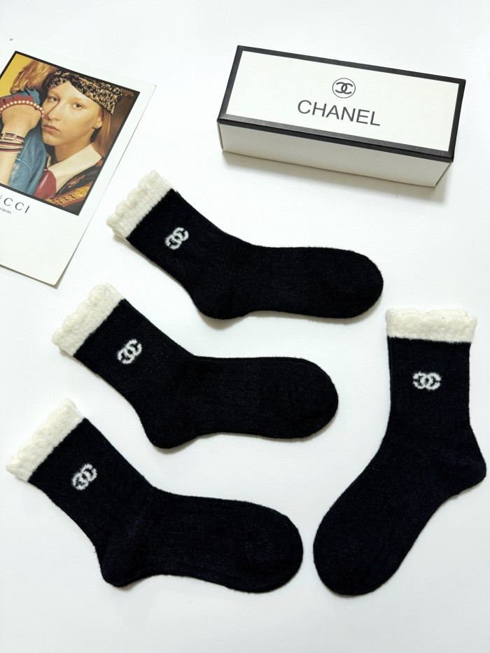 超奇跡の入荷☆ シャネル コピーおすすめ の定番アルファベットロゴキャメルの中筒ソックス