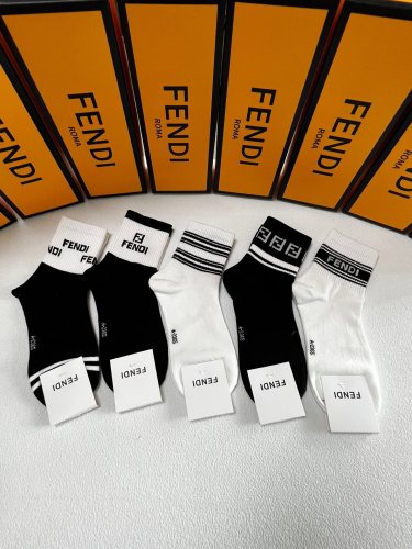 超奇跡の入荷☆ フェンディ コピー の定番ミドル丈スタッズソックス