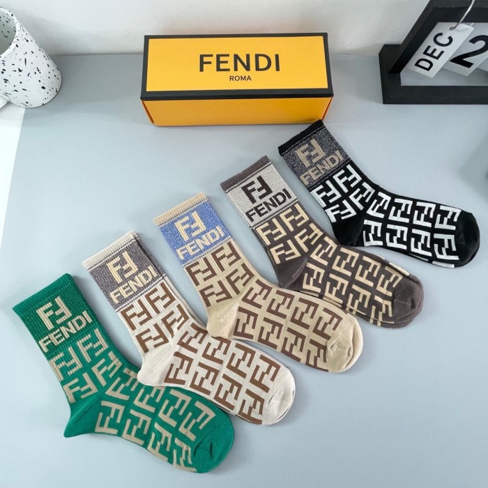 一目惚れ♪  フェンディ n級品 超定番のダブルFロゴ靴下
