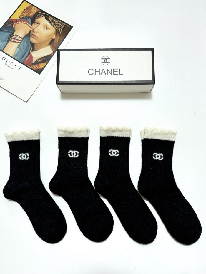 超奇跡の入荷☆ シャネル コピーおすすめ の定番アルファベットロゴキャメルの中筒ソックス