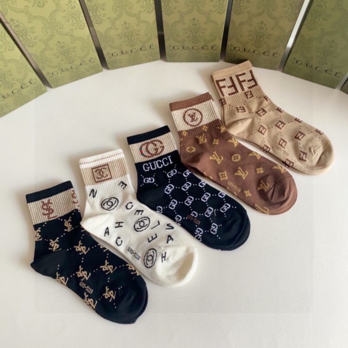 入手困難 グッチ n級品 定番ミドル丈アクセサリーソックススタッズソックス