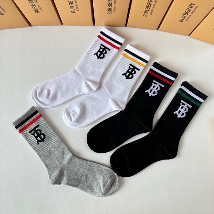 稀少 バーバリー n級品 のミドル丈スタッズソックス