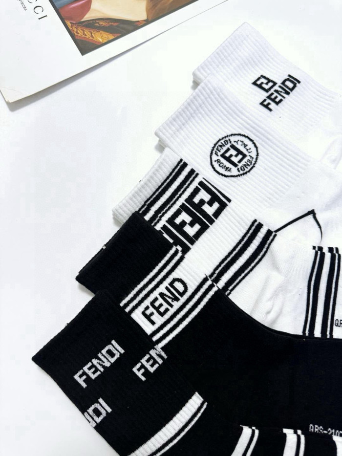 【限定】フェンディ スーパーコピー の定番アルファベットロゴ純綿中筒靴下
