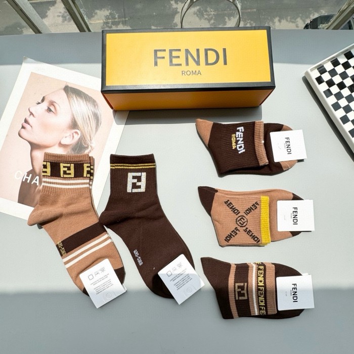 【話題商品！】フェンディ コピーおすすめ のミドル丈スタッズソックス