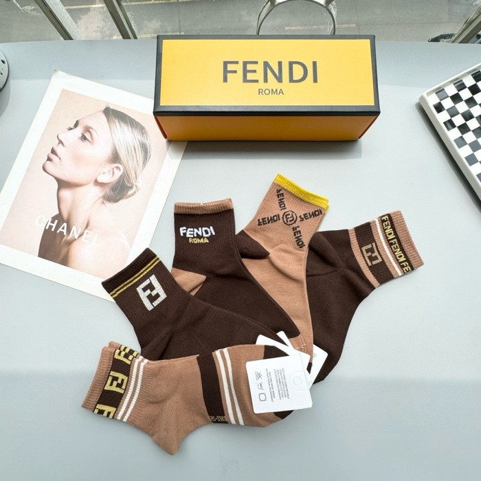 【話題商品！】フェンディ コピーおすすめ のミドル丈スタッズソックス