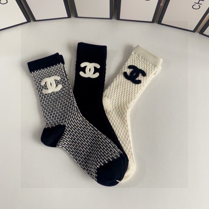 日本未入荷 シャネル コピー 定番ミディアムアクセサリーソックススタッズソックス