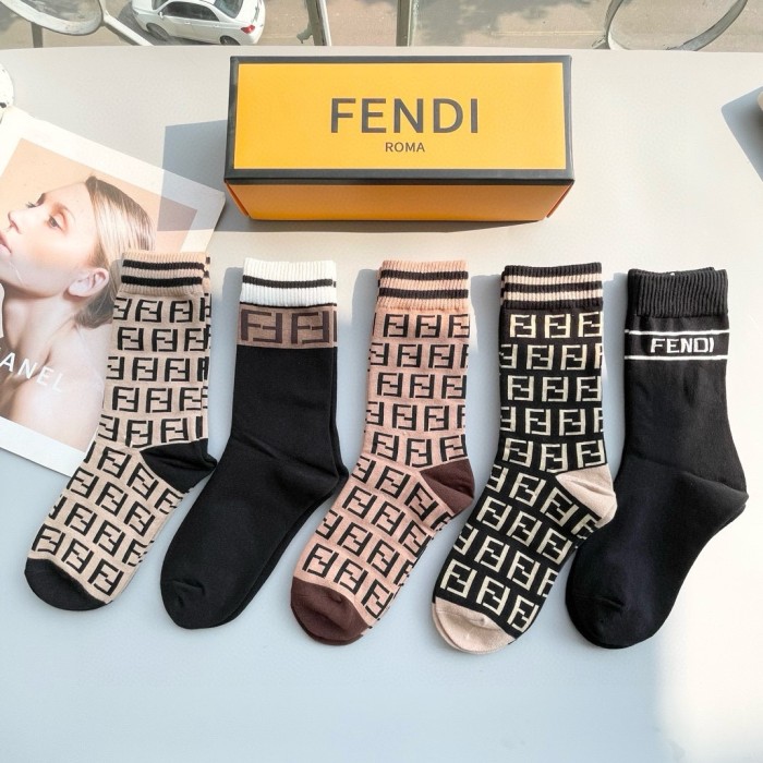 累積売上総額第１位！フェンディ n級品 の定番中筒靴下