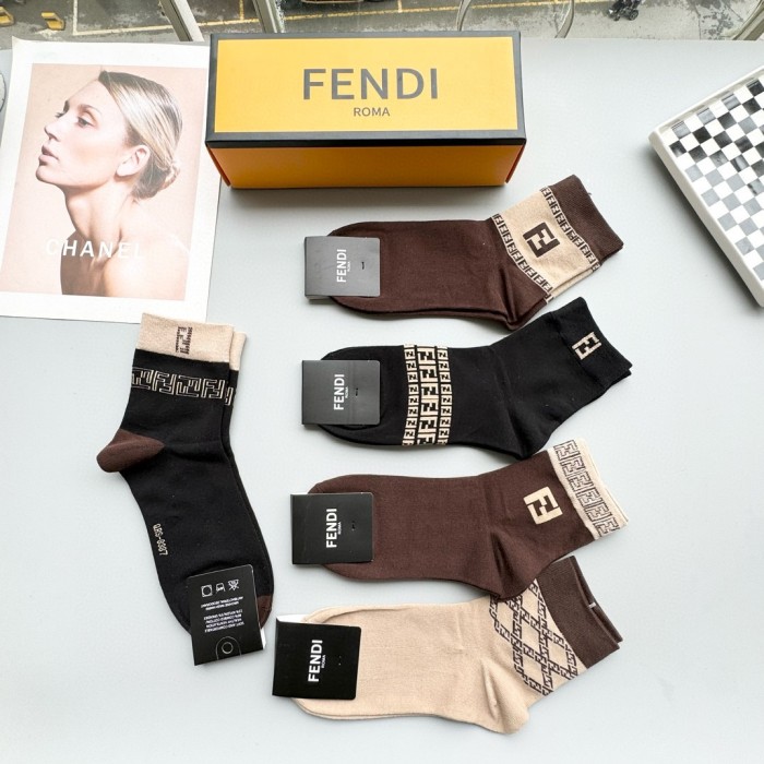 日本未入荷 フェンディ 激安偽物 のミドル丈スタッズソックス