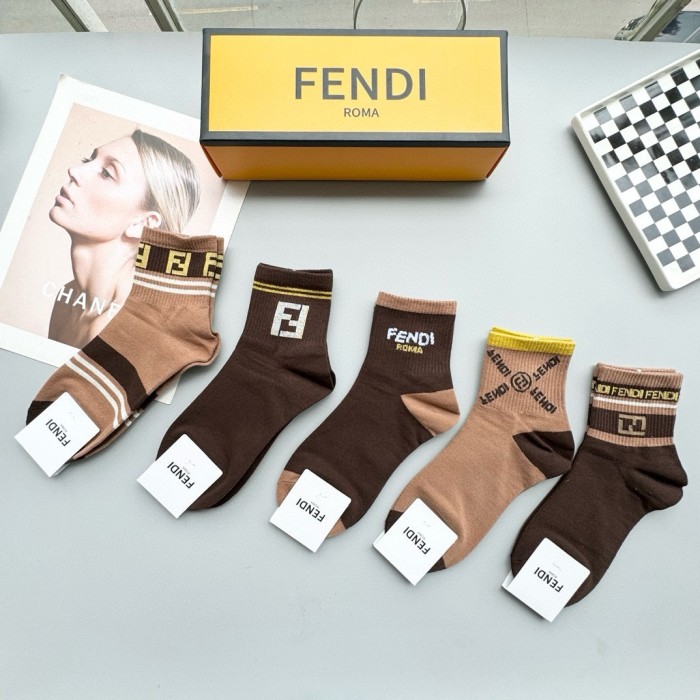 【話題商品！】フェンディ コピーおすすめ のミドル丈スタッズソックス