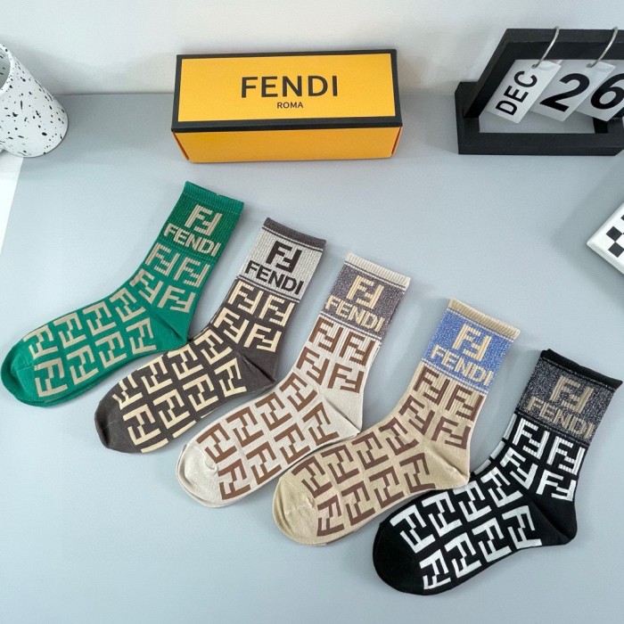 一目惚れ♪  フェンディ n級品 超定番のダブルFロゴ靴下