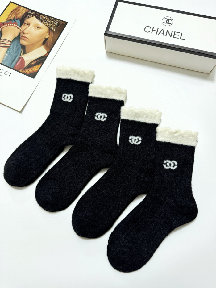 超奇跡の入荷☆ シャネル コピーおすすめ の定番アルファベットロゴキャメルの中筒ソックス