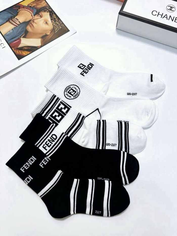 【限定】フェンディ スーパーコピー の定番アルファベットロゴ純綿中筒靴下