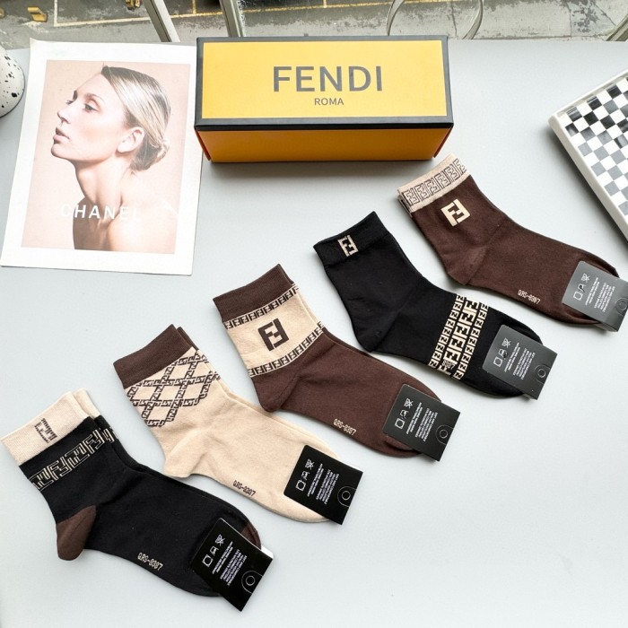 日本未入荷 フェンディ 激安偽物 のミドル丈スタッズソックス