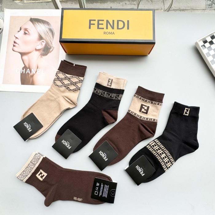 日本未入荷 フェンディ 激安偽物 のミドル丈スタッズソックス