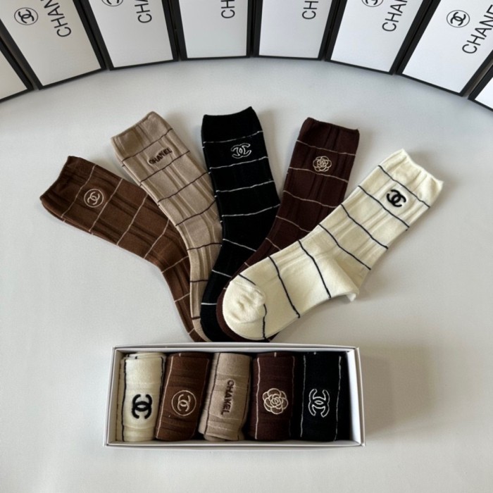 日本未入荷 シャネル スーパーコピー の新刺繍入りミドル丈スタッズソックス
