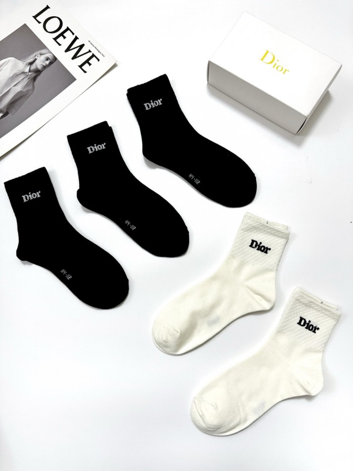 使い勝手良し ディオール n級品 の定番アルファベットロゴのミドルソックス