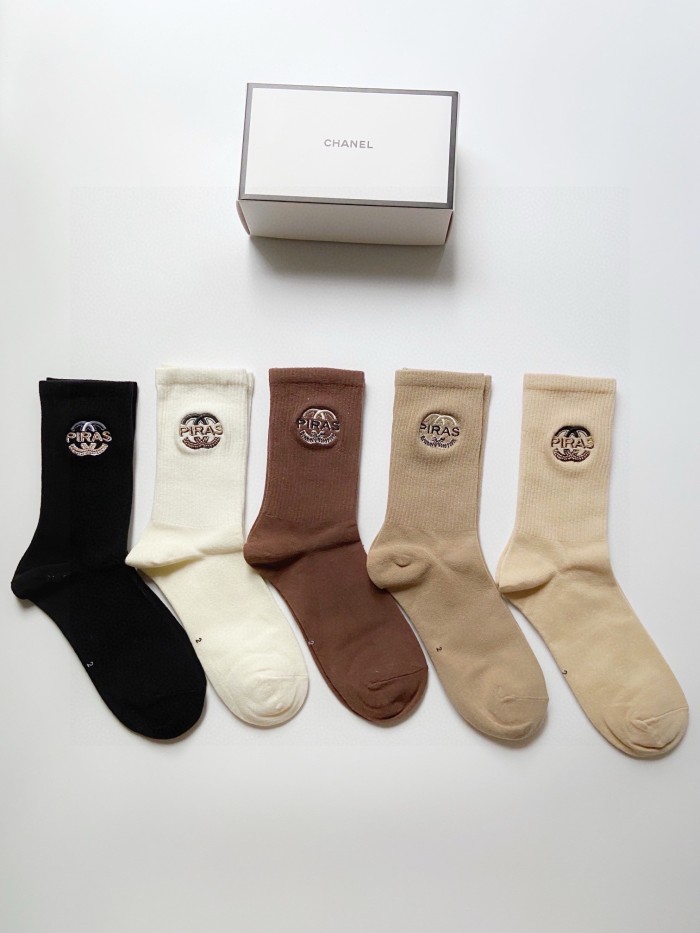 【限定】シャネル スーパーコピー のクラシックアルファベット刺繍ロゴコットンミッドソックス