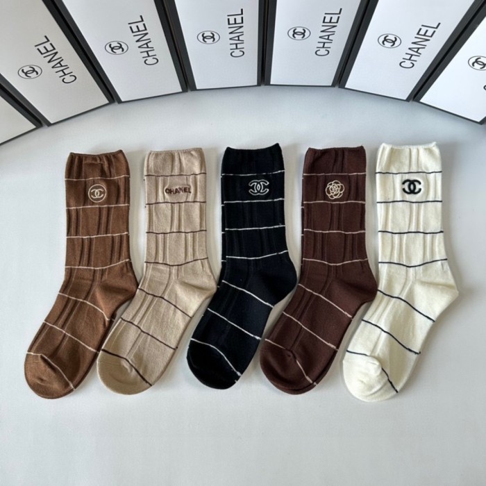 日本未入荷 シャネル スーパーコピー の新刺繍入りミドル丈スタッズソックス