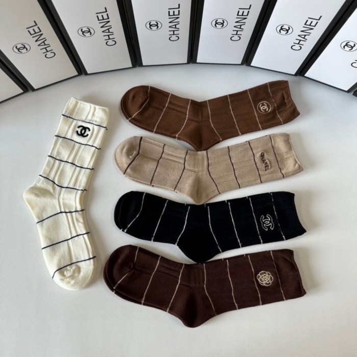 日本未入荷 シャネル スーパーコピー の新刺繍入りミドル丈スタッズソックス