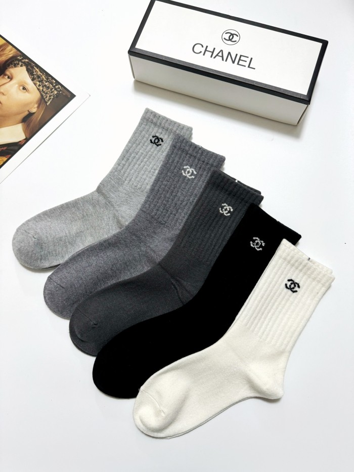 高品質 シャネル コピーおすすめ の定番ダブルCアルファベットロゴカシミヤ混紡中筒ソックス