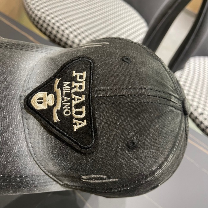日本未入荷 プラダ コピーおすすめ の定番三角ロゴ野球帽