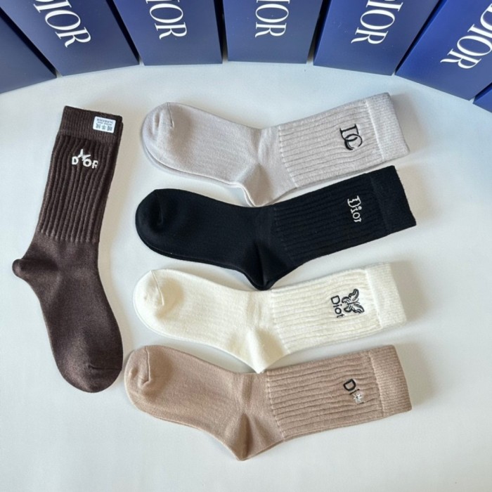 日本未入荷 ディオール コピーおすすめ のカシミヤミディアムスタッズソックス