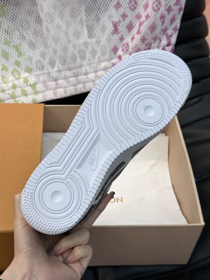 新作 ルイヴィトン コピーおすすめ L.v x off-white x Nikeの3者が名フラッシュドリル版カジュアルスニーカー