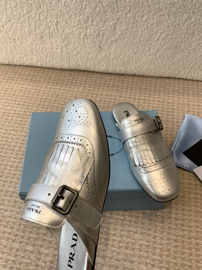 使い勝手良し プラダ n級品 のショーモデルレトロなフリンジ半スリッパの単靴