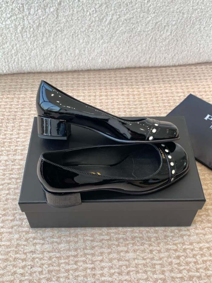 高品質 プラダ n級品 25 ss春先の定番丸首メアリージェーン楽福靴シングルシューズ