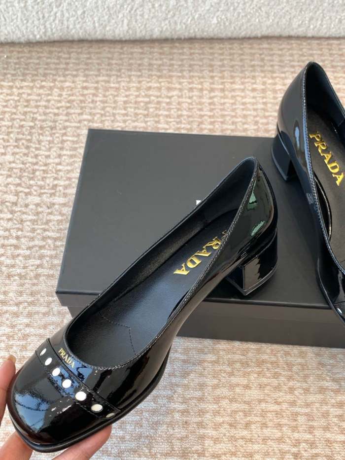 高品質 プラダ n級品 25 ss春先の定番丸首メアリージェーン楽福靴シングルシューズ