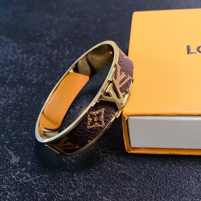 追跡付 ルイヴィトン n級品 LVミッドサイズワイドレザープリントブレスレット