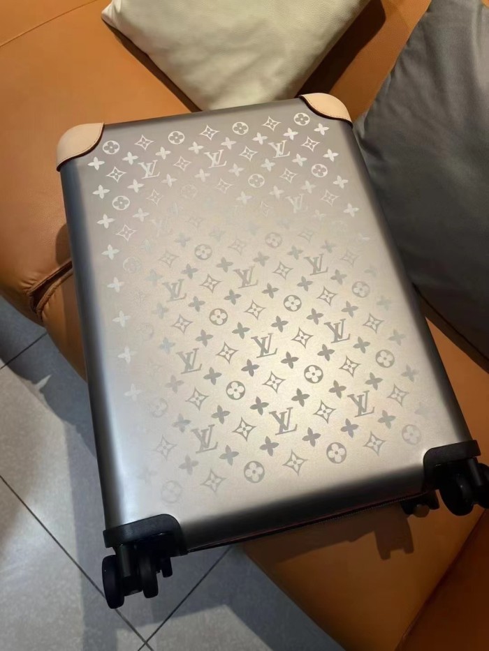 日本未入荷 ルイヴィトン コピーおすすめ LOUIS VUITTON 四輪レバーボックス