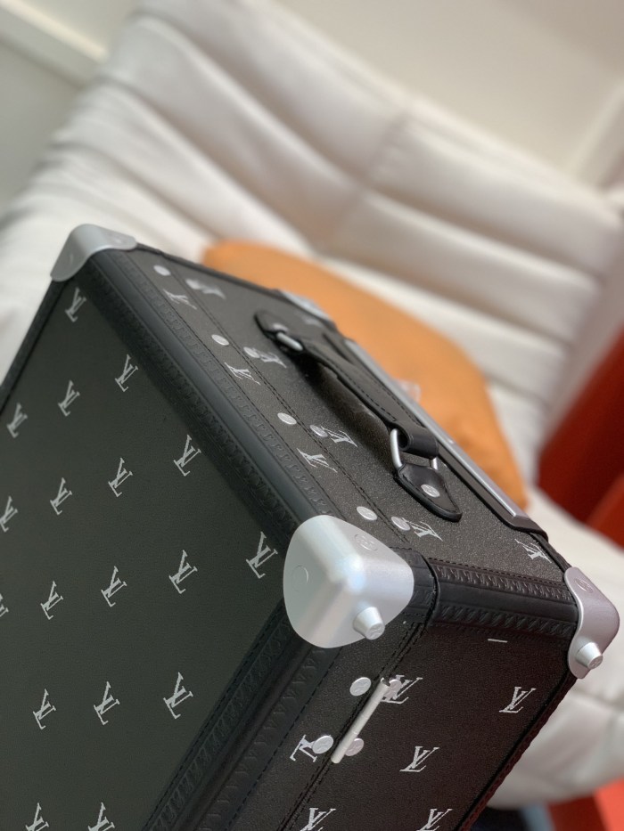 日本未入荷 ルイヴィトン 激安通販 LOUIS VUITTON 四輪レバーボックス