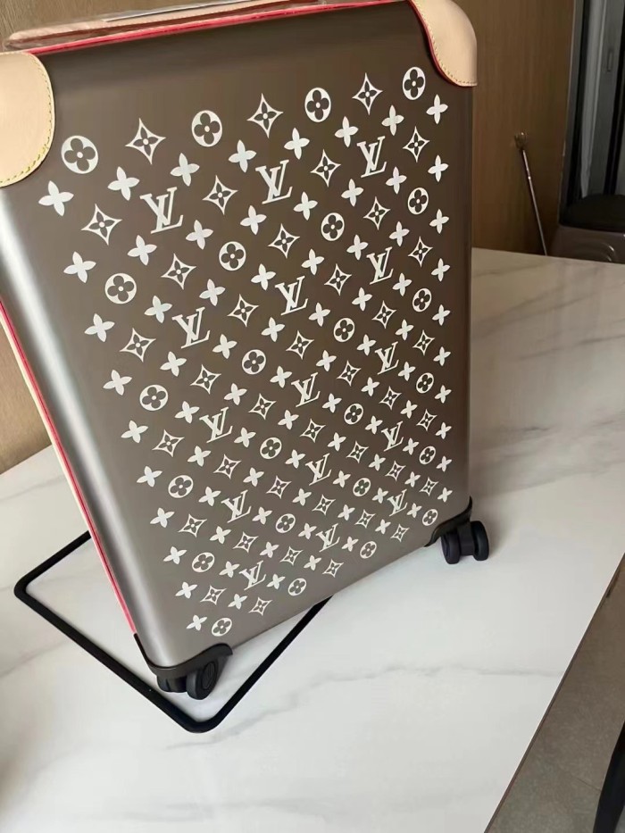 日本未入荷 ルイヴィトン コピーおすすめ LOUIS VUITTON 四輪レバーボックス