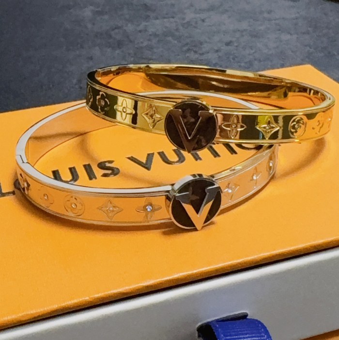 稀少 ルイヴィトン 偽物通販 LVアルファベットV字レザープリント彫刻ロゴブレスレット