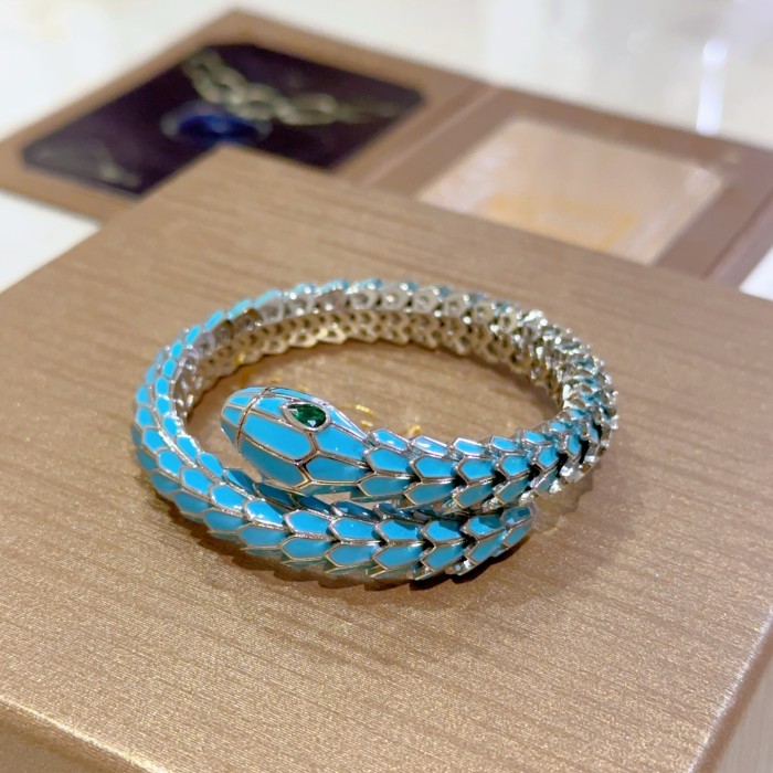 日本未入荷 ブルガリ 激安通販 のブレスレットSerpenti Viperシリーズ間の蛇骨ブレスレット