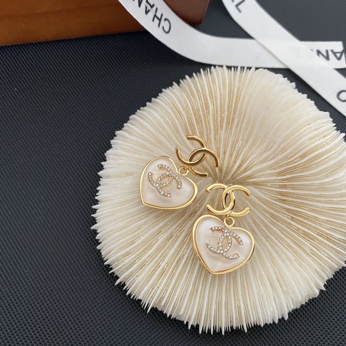 ★超人気 シャネル コピー Chanel のホワイトクリスタルアルファベットハートドリルアルファベットピアスアクセサリー