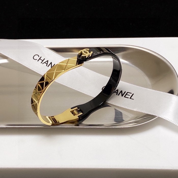 【話題商品！】シャネル コピーおすすめ Chanel 菱のブレスレット