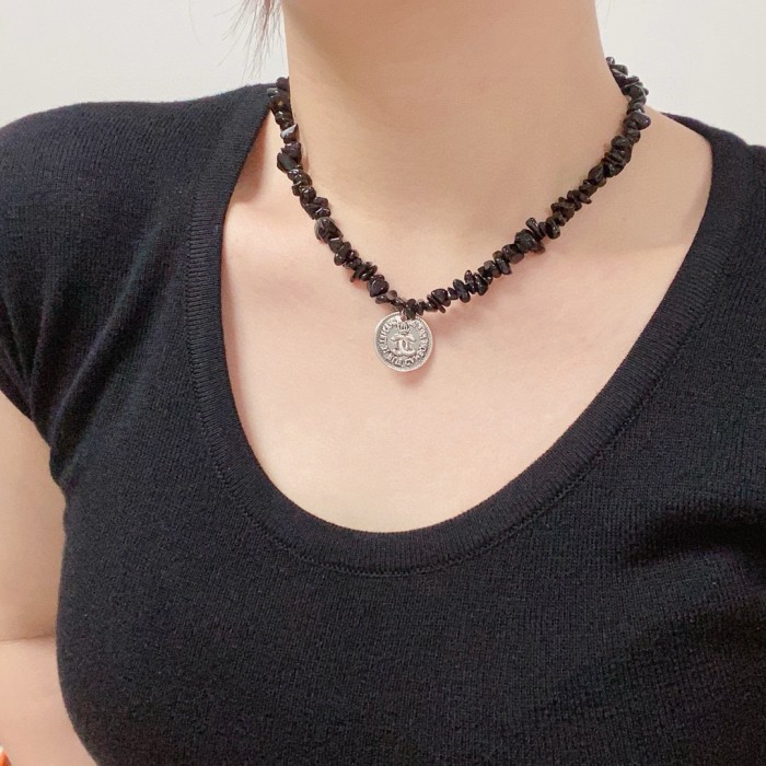 新作 シャネル 激安通販 Chanel レトロシルバーペンダント黒メノウ石アルファベット太チェーンネックレス